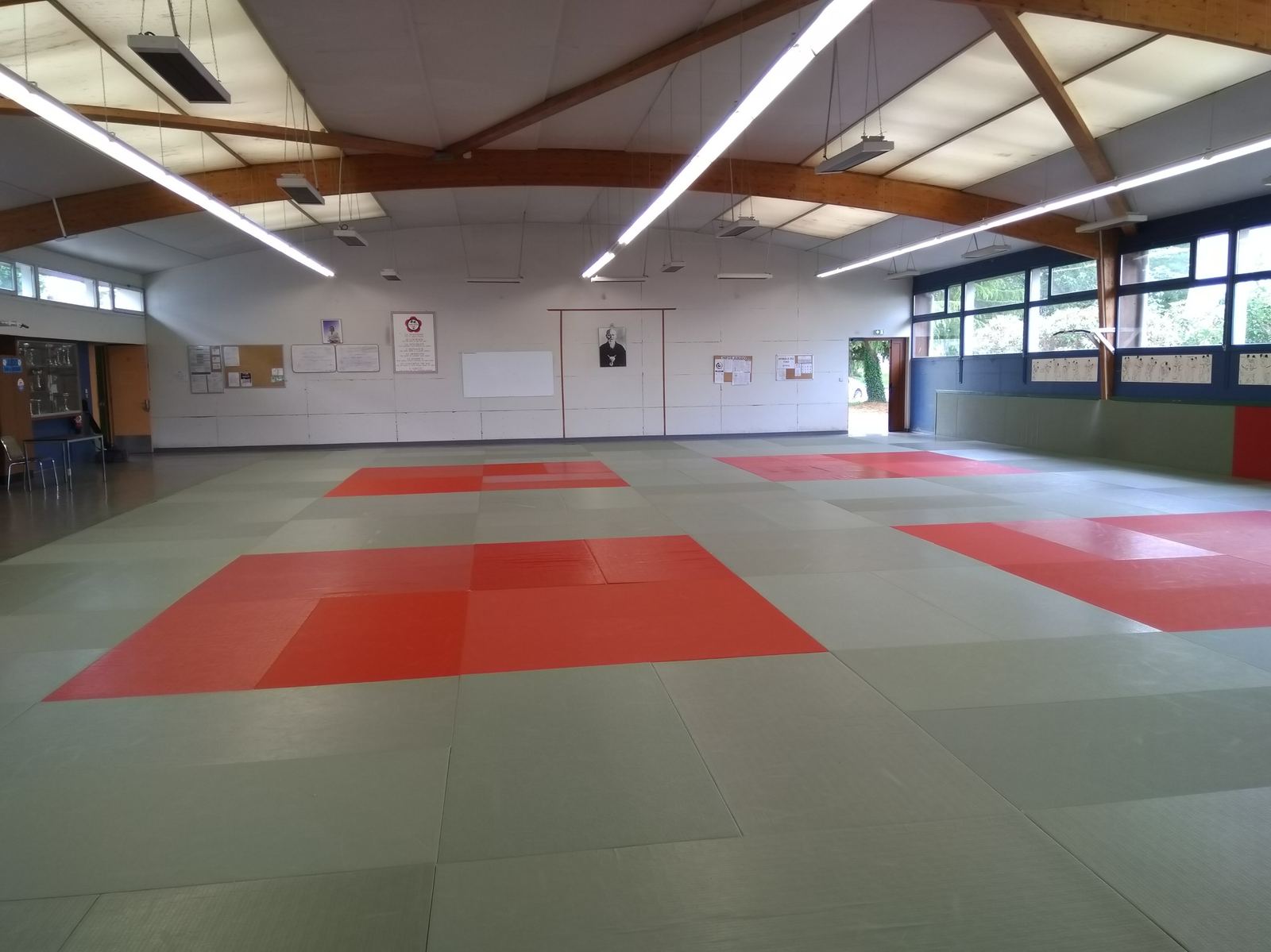 Le dojo de la salle Cathy Fleury, tatamis verts et rouges